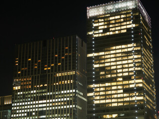 東京駅と周辺の高層ビルの夜景の景色