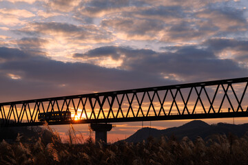 橋と日の出