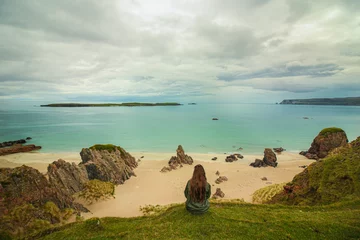 Photo sur Plexiglas Atlantic Ocean Road Exploring NC500's Top Beaches: A Gazing Girl on a Cliff, Embracing Scotland's Azure Sea Along the NC500 Route, Including Sango Sands, Balnakeil, and Achmelvich Beaches