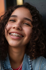 jeune fille adolescente souriante avec un appareil dentaire