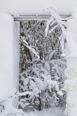 Drzwi w zimowej scenerii - obrazy, fototapety, plakaty
