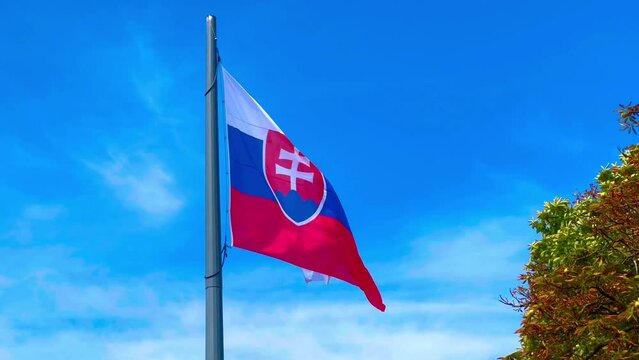 Flaga Słowacji na maszcie powiewa na wietrze dostojnie 