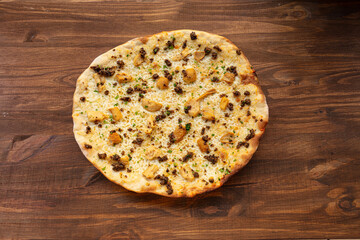 pizza, patate, rosmarino, patata, schiacciata, e mozzarella, bianca, forno, legna, tavolo, grezzo, venature, marrone, prospettiva, alto, pianta, in, italia, pizzeria, rotonda, tradizionale, bassa, ruo