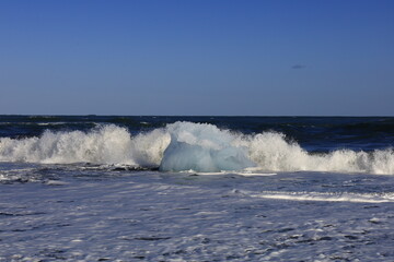 Fototapeta premium View on a iceberg on the Diamond Beach located south of the Vatnajökull glacier between the Vatnajökull National Park and the town of Höfn