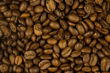 Aromatische Vielfalt eine Nahaufnahme von vielen Kaffeebohnen