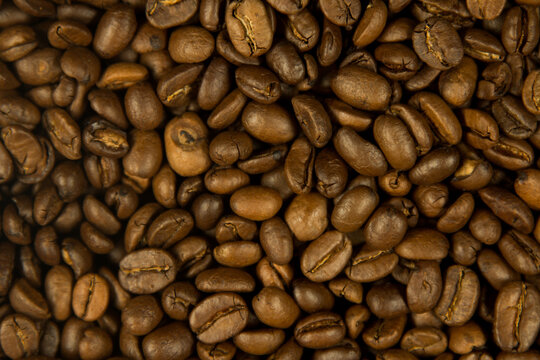 Aromatische Vielfalt eine Nahaufnahme von vielen Kaffeebohnen © Janine