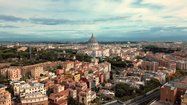 Roma Italia ciudad del Vaticano Plaza San Pedro Apóstol vías de tren vista aérea vuelo de frente de drone vista del pueblo turismo internacional cristianismo religión católico