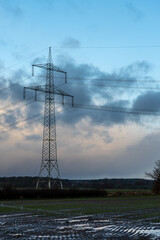 Strommast in der Landschaft