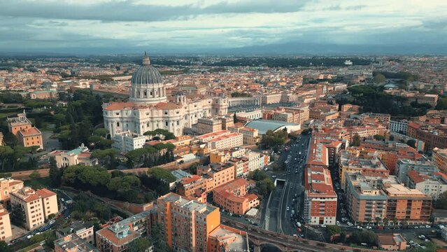 Roma Italia ciudad del Vaticano Plaza San Pedro Apóstol vías de tren vista aérea vuelo lateral de drone vista del pueblo turismo internacional cristianismo religión católico