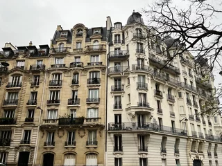 Fototapeten Parisian typical building facade on winter day, historical fashionable building in chic and rich quarter of the French capital city, EnrouteFrance © Contes de fée 