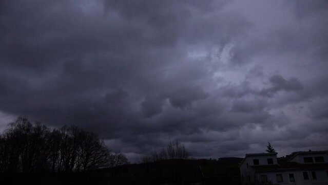 Sturmtief Zoltan treibt Regenwolken &uuml;bers Land
