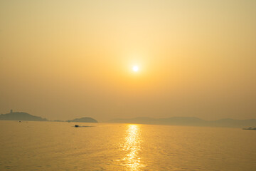 Obraz premium Taihu Yuantouzhu Scenic Area, Wuxi City, Jiangsu Province-Seascape at sunset