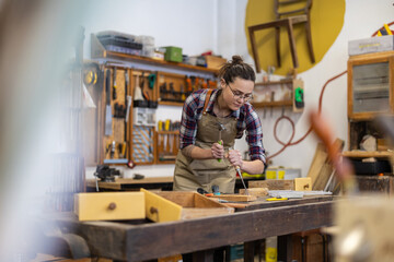 Obraz na płótnie Canvas Female carpenter working in her workshop 