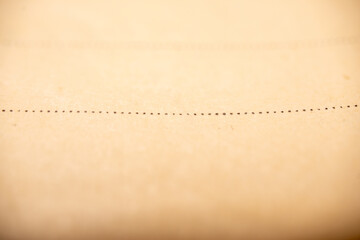 stary papier z linią kropkowaną jako tło