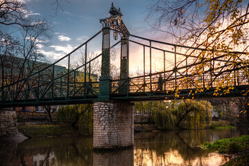 piękny most z metalową konstrukcją zwany Mostem Groszowym w Opolu