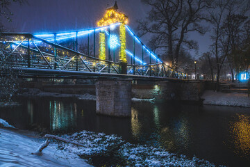 Most Groszowy w Opolu podczas zimy ze świątecznymi iluminacjami w nocy - obrazy, fototapety, plakaty