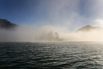 La presqu'île de Duingt a une allure fantômatique, dans la brume hivernale du Lac d'Annecy, Haute-Savoie, France