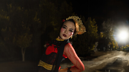 an Indonesian dancer seeks out and invites the audience to be carried away in a cultural performance