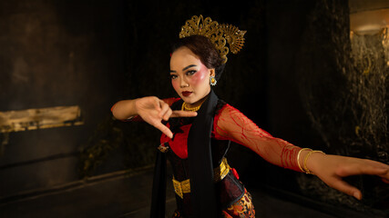 an Indonesian dancer seeks out and invites the audience to be carried away in a cultural performance