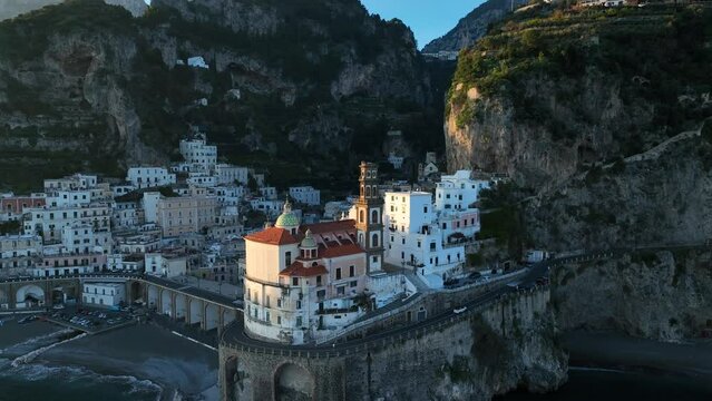 Atrani, Italia, il borgo marinaro della costiera amalfitana.
Riprese aeree di droni della Costiera Amalfitana in una giornata di sole.