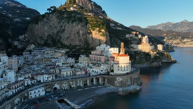 Atrani, Italia, il borgo marinaro della costiera amalfitana.
Riprese aeree di droni della Costiera Amalfitana in una giornata di sole.
