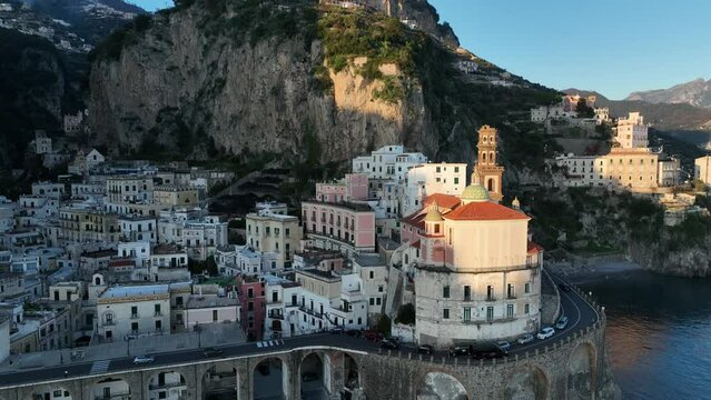 Atrani, Italia, il borgo marinaro della costiera amalfitana.
Riprese aeree di droni della Costiera Amalfitana in una giornata di sole.