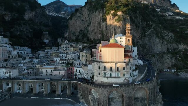 Atrani, Italia, il borgo marinaro della costiera amalfitana.
Riprese aeree di droni della Costiera Amalfitana in una giornata di sole.