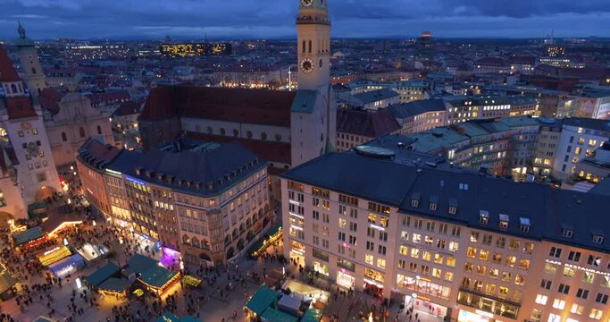 Blick vom Neuen Rathaus auf den Marienplatz mit der Kirche St. Peter, und dem Alten Rathaus, M&uuml;nchen, Bayern, Deutschland