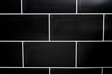 pared de azulejos negros