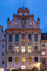 Fototapeta premium Historisches Rathaus am Abend in Landsberg am Lech, Bayern, Deutschland