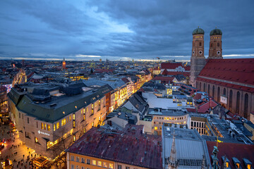 Blick vom Neuen Rathaus auf die Frauenkirche und die Kaufinger Straße, München, Bayern,...