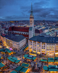 Blick vom Neuen Rathaus auf den Marienplatz und die Kirche St. Peter, Alter Peter, München,...