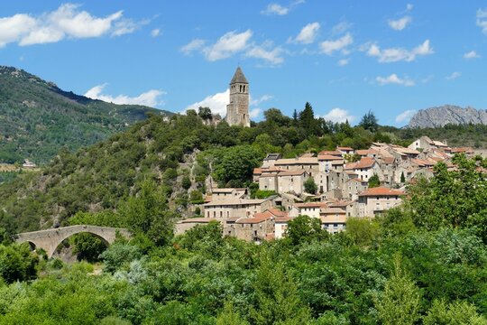 Le village d&rsquo;Olargues au bord de la rivi&egrave;re Le Jaur