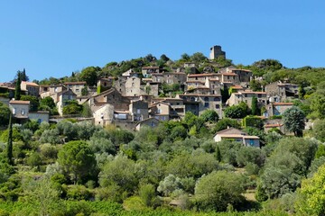 Le village de Vieussan dans l’Hérault en été