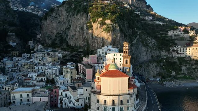 Atrani, Italia, il borgo marinaro della costiera amalfitana.
Riprese aeree di droni della Costiera Amalfitana in una giornata di sole.