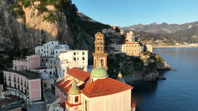 Atrani, Italia, il borgo marinaro della costiera amalfitana.
Riprese aeree di droni della Costiera Amalfitana in una giornata di sole.