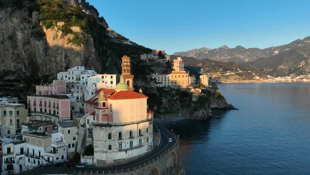 Atrani, Italia, il borgo marinaro della costiera amalfitana.
Riprese aeree di droni della Costiera Amalfitana in una giornata di sole.
