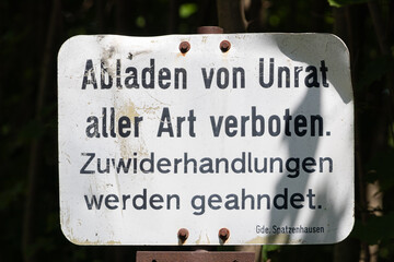 Schild verbietet Schutt abladen in Spatzenhausen