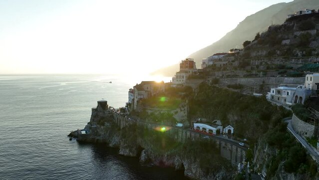 Atrani, Italia, il borgo marinaro della costiera amalfitana.
Riprese aeree di droni della Costiera Amalfitana in una giornata di sole.