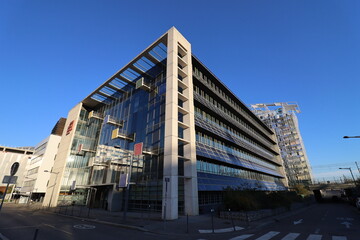 Immeuble de bureaux moderne recouvert de panneaux solaires photovoltaïques sur des ombrières,...