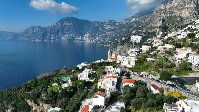 Praiano, il borgo marinaro della Costiera Amalfitana.
Vista Aerea della Costiera Amalfitana in una giornata estiva. 