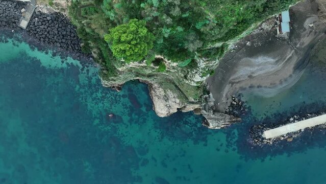 la roccia a picco sul mare della costa sorrentina. Vico Equense, Italia.
Ripresa aerea con drone del fondale marino e della scogliera del Golfo di Napoli.