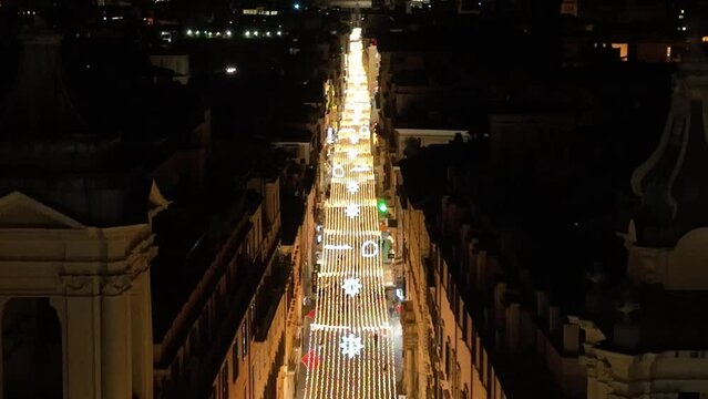 Le luminarie di Natale in via del Corso a Roma.
Ripresa aerea con drone delle luci della citt&agrave; durante le festivit&agrave; natalizie.