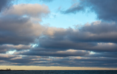Fototapeta premium Winter dramatic sky over Lake Ontario at dusk