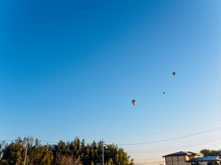 Fototapeta na wymiar 名物の熱気球のフライト。日本国栃木県栃木市、渡良瀬遊水地にて。 ラムサール条約登録。 2023年12月9日撮影。 