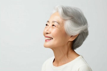 日本人の年配男女性の横顔（おばあちゃん・おばあさん・祖母・アジア人・白背景・背景なし）