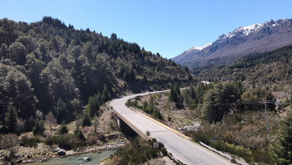 Puente sobre el Río de Montaña El Foyel, en la Ruta 40, Provincia de Río Negro, Argentina.