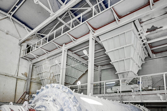 Grinding department with vertical hoppers at silica factory