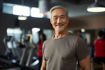 Fototapete Fitness ジムで筋トレをしている日本人男性（筋肉・マッチョ・フィットネス・ヘルスケア） 