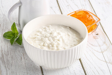 Grain curd with cream and jam